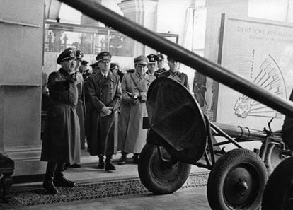 Adolf Hitler visitando la muestra especial de las armas robadas de Rusia en la Zeughaus en Berlín, donde Rudolf Christoph von Gersdorff trató de asesinarlo.
