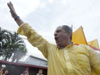 Luis Guillermo Solis saluda a sus partidarios el pasado domingo en San Jos&eacute;.