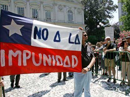 Opositores a Pinochet se manifiestan ante el edificio de la Corte Suprema chilena en Santiago, en diciembre de 2019.