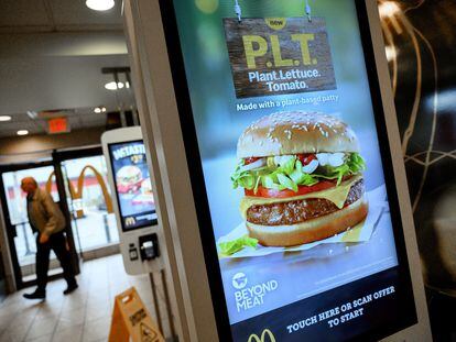 Una hamburguesa de la cadena de comida rápida McDonald's.
