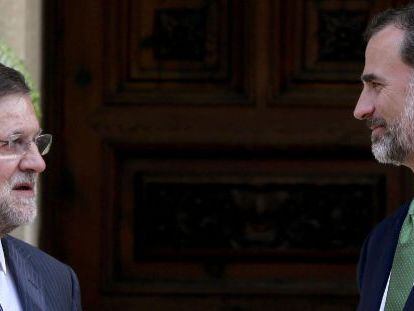 El rey Felipe VI (d) conversa con el presidente del Gobierno, Mariano Rajoy (i).