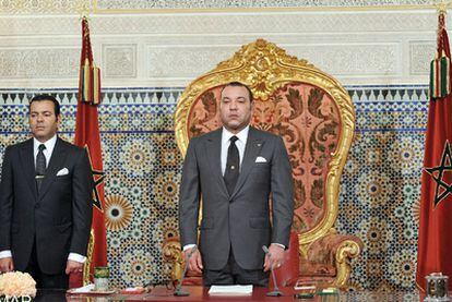 El rey Mohamed VI de Marruecos, a la derecha, posa su hermano el príncipe Moulay Rachid, ayer en Rabat, tras pronunciar el discurso.