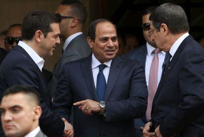 Abdelafat&aacute; al Sisi (centro) con el presidente chipriota, Anastasiades, y el premier griego, Tsipras, ayer