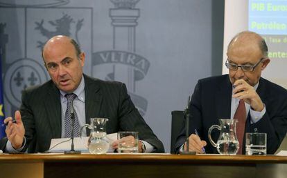 Los ministros de Econom&iacute;a, Luis de Guindos, y Hacienda, Crist&oacute;bal Montoro , durante una rueda de prensa. 