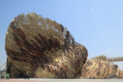 El original Pabellón Español, ultima sus obras ante la inauguración, el próximo 1 de mayo, de la mayor Exposición Universal de la historia.