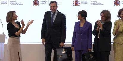 La ex ministra de Transportes, Raquel Sánchez, traspasa las carteras de Transportes y Vivienda a Óscar Puente e Isabel Rodríguez, respectivamente.