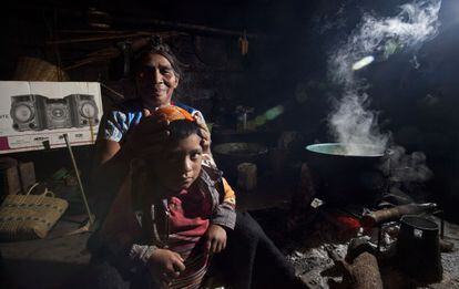 Micaela y su nieto en la cocina de su casa, en San Juan Chamula, (Chiapas).