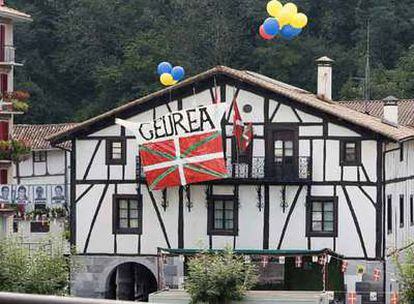 El Ayuntamiento de Lizartza, ayer, con una pancarta en la fachada para tapar la bandera española con la <i>ikurriña.</i>