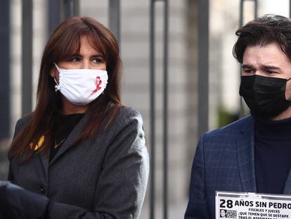 Los portavoces ERC y de Junts per Catalunya en el Congreso, Gabriel Rufián (i) y Laura Borrás (d), en una manifestación en el Congreso.