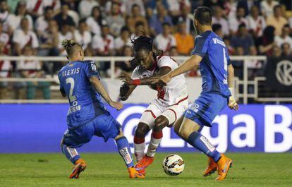 Manucho entre Alexis y Velázquez.