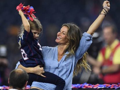 Gisele Bündchen y su hija Vivian Brady celebrando la victoria de los Patriots.