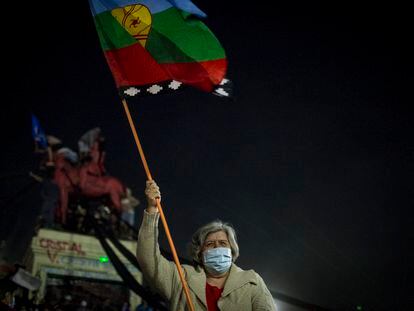 Una mujer con la bandera mapuche en la celebración de triunfo del “apruebo” para escribir una nueva Constitución en Chile.