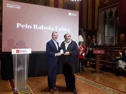 El teniente de alcalde Jaume Collboni entrega la Medalla de Oro de la Ciudad al nieto de Pompeu Fabra Peio Rahola Fabra  EUROPA PRESS 03/12/2019 
