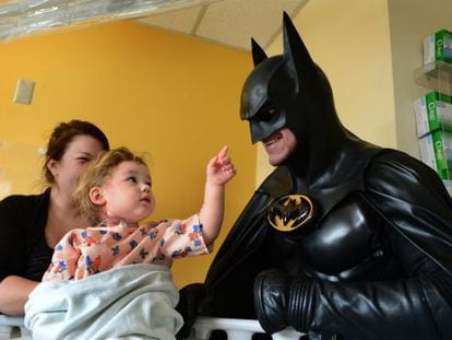 Leonard Robinson "Batman" en una de sus últimas visitas a un hospital