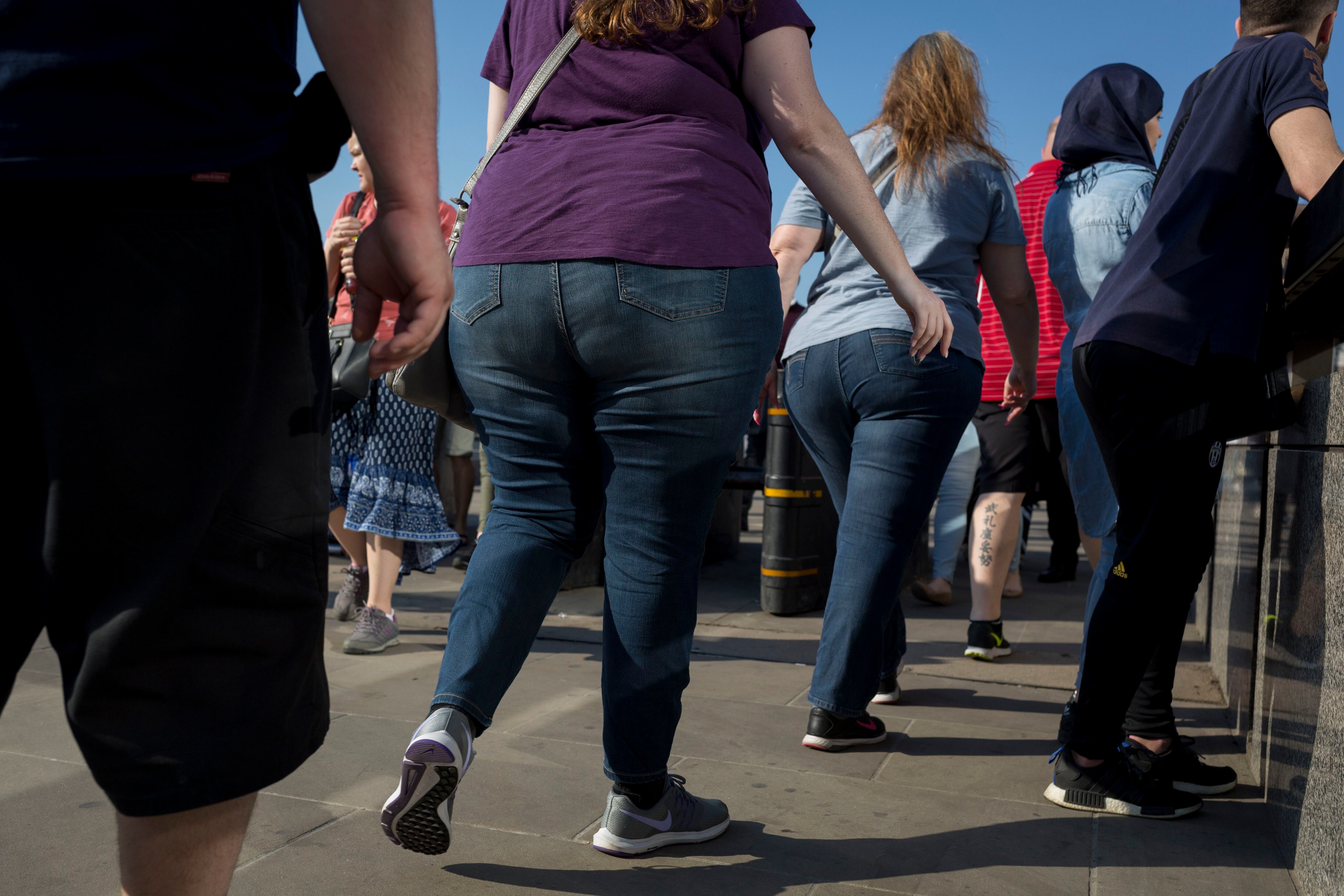 Las tasas de obesidad se han triplicado desde los años setenta y más de 650 millones de personas en el mundo son obesas. En la imagen, peatones cruzando el London Bridge de Londres.