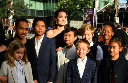 Angelilna Jolie, con sus seis hijos y parte del reparto de su última película, el pasado 11 de septiembre en el festival de Toronto.