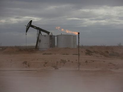 Plataforma de perforación petrolífera en la cuenca del Pérmico, en Loving County (Texas, EE UU).