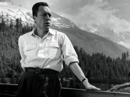 Albert Camus en Suiza, en la terraza de un sanatorio donde estuvo recuperándose de una recaída de la tuberculosis en 1950.