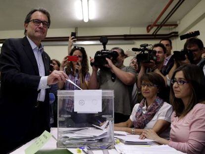 El president de la Generalitat i de CiU, Artur Mas, vota en les eleccions del 24-M al col·legi Infant Jesús de Barcelona.