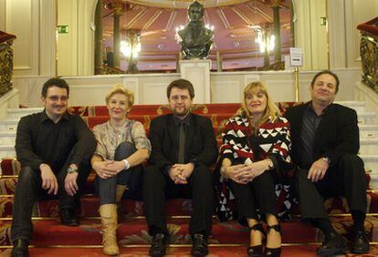 De izquierda a derecha, Javier Franco, Isabel Rey, Lorenzo Ramos, Elisabete Matos y José Luis Castro, ayer en el Teatro Arriaga.