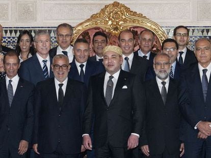 El rey de Marruecos, flanqueado por el nuevo gabinete.