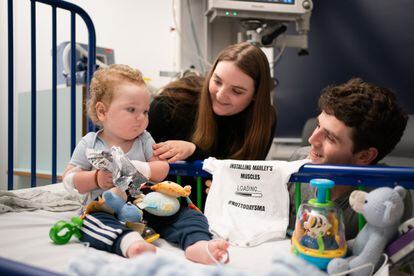 Rosie-Mae Walton y Wes Powell con su hijo  Marley que recibio este septiembre el tratamiento de Zolgensma.