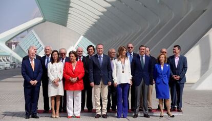 El presidente Alberto Fabra, con la alcaldesa de Valencia, Rita Barberá, y varios exministros integrados en la Fundación España Constitucional.