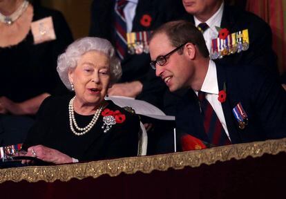 La reina Isabel II junto a su nieto el príncipe Guillermo en el festival anual del Recuerdo, el día que celebra a los caídos de guerra, el 7 de noviembre de 2015 en Londres.


