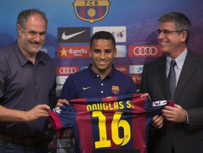 Douglas junto con el vicepresidente Jordi Mestre y a Zubizarreta durante su presentacion.