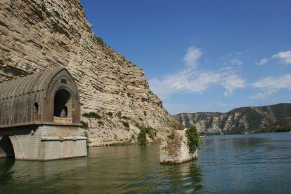 Antiguo túnel de la línea férrea Zaragoza-Barcelona, de 1933 y destruido durante el conflicto. El pueblo de Fayón fue inundado a finales de 1967 para crear un embalse en el Bajo Ebro aragonés.