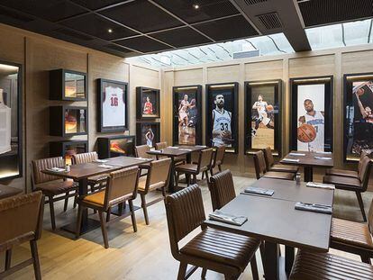 Mesas en el NBA Café de Barcelona.