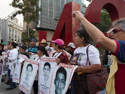 Familiares y compañeros de los 43 normalistas de Ayoztinapa protestan en Ciudad de México.