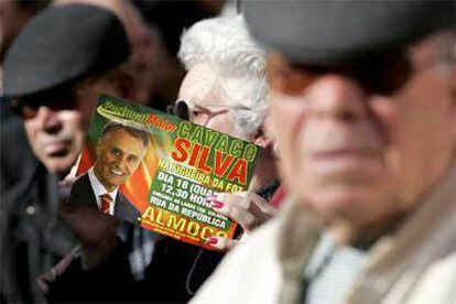 Partidarios de Cavaco Silva aguardan su llegada con propaganda electoral antes de un mitin en Figueira da Foz, en el norte de Portugal.
