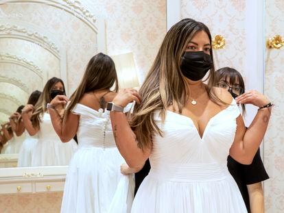 Tatiana Noreña se prueba un vestido de novia en una tienda Pronovias en Madrid.