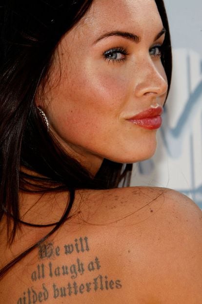 Megan Fox luce pecas por todo su rostro.