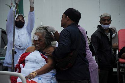 Una mujer es atendida en el hospital de la ciudad de Cianjur, al oeste de la provincia de Java (Indonesia). Al menos 162 personas han muerto y cientos han resultado heridas después de que un terremoto de magnitud 5,6 sacudiera este lunes la ciudad indonesia de Cianjur, según ha explicado el gobernador de la provincia, Ridwan Kamil. 