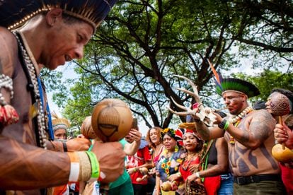 Integrantes de comunidades indígenas realizan una danza ceremonial antes de la toma de posesión de Lula da Silva, a las afueras del Palacio de Planalto.