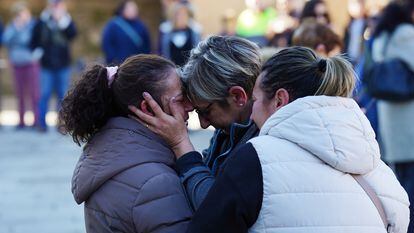 Varias vecinas consuelan a una familiar de una víctima de violencia machista durante una concentración ante el Ayuntamiento de Baiona, Pontevedra.