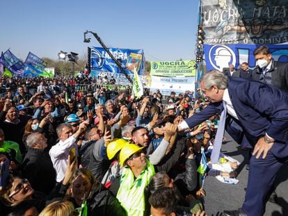 El presidente de Argentina, Alberto Fernández, saluda a los asistentes de un mitin organizado por el sindicato de los obreros de la construcción, en Buenos Aires, el 20 de mayo de 2022.