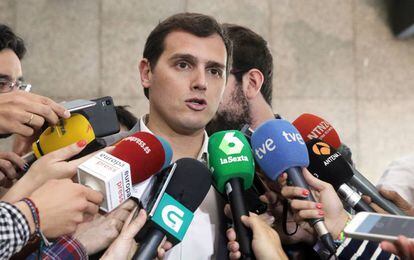 Albert Rivera, atiende a los medios esta mañana.