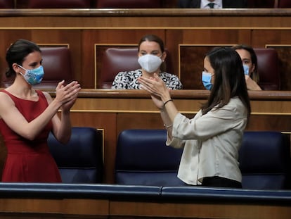 La ministra de Igualdad, Irene Montero (izquierda), y la de Derechos Sociales, Ione Belarra, aplauden durante el pleno del Congreso este jueves.