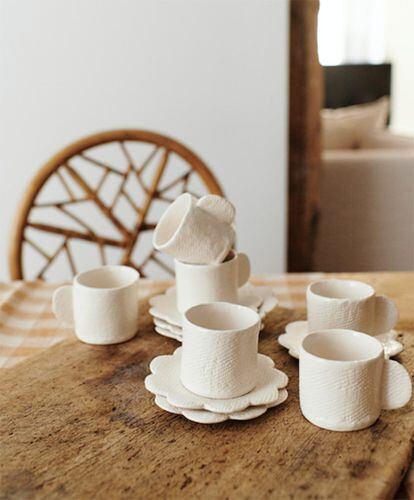 La marca de vajillas artesanas Bonjour propone un juego de café con forma de galleta y acabado rugoso para darle un toque dulce y nostálgico a meriendas y sobremesas. Precio: 195 euros.