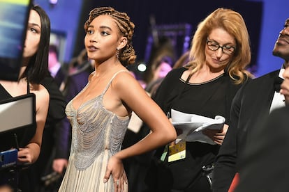 Amandla Stenberg se prepara antes de salir a escena.