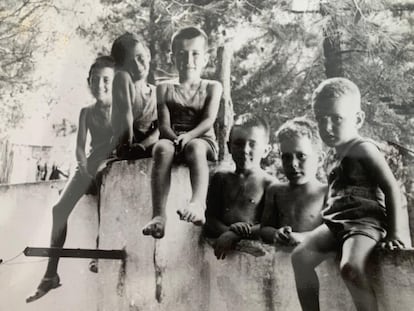 El escritor y periodista Rafel Nadal de niño (derecha), con algunos de sus hermanos.