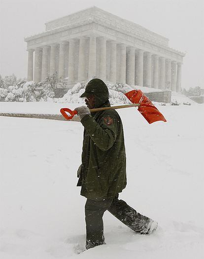 Las autoridades han cancelado la mayor parte de los trenes entre Nueva York y Washington y los aeropuertos de Washington D.C, Baltimore y Philadelphia permanecen cerrados