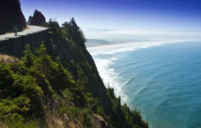 Un ciclista recorre la Pacific Coast Highway, cerca de Manzanita, en California.