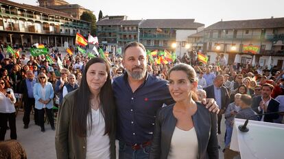 Rocío Monasterio, derecha, junto al presidente de Vox, Santiago Abascal, y la candidata del partido en Chinchón, Yolanda Torres, el 18 de mayo en un mitin en ese municipio madrileño.