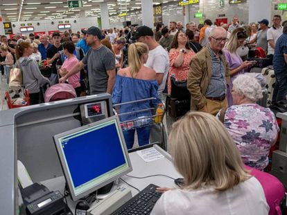 Decenas de pasajeros, en la jornada de hoy, ante los mostradores de facturación del aeropuerto de Palma de Mallorca.