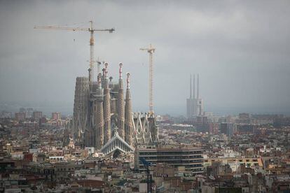 Las obras de la Sagrada Família, con las tres chimeneas del Besòs de fondo.