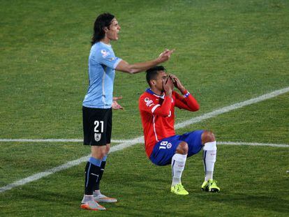 Cavani diciéndole al árbitro lo que había hecho Jara